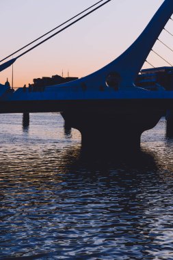 Dublin, İrlanda - 3 Haziran 2018: Samuel Beckett köprüde alacakaranlıkta Dublin Liffey Nehri