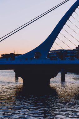 Dublin, İrlanda - 3 Haziran 2018: Samuel Beckett köprüde alacakaranlıkta Dublin Liffey Nehri