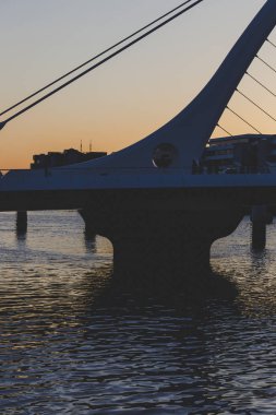 Dublin, İrlanda - 3 Haziran 2018: Samuel Beckett köprüde alacakaranlıkta Dublin Liffey Nehri
