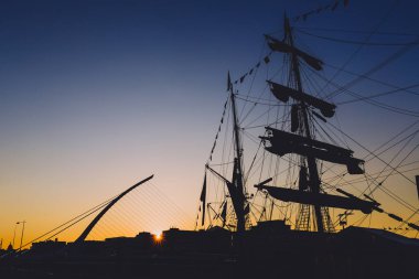 Dublin, İrlanda - 3 Haziran 2018: miras damarları Dublin Docklands için uzun boylu gemiler Regatta 2018 batımında Liffey Nehri