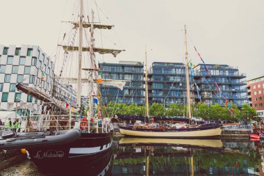 Dublin, İrlanda - 2 Haziran 2018: miras damarlarının Grand Canal Dock için uzun boylu gemiler Regatta 2018