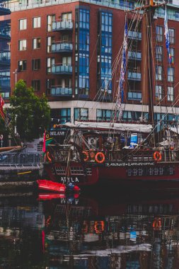 Dublin, İrlanda - 2 Haziran 2018: miras damarlarının Grand Canal Dock için uzun boylu gemiler Regatta 2018