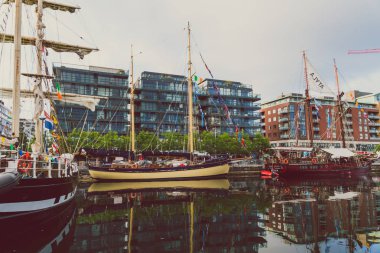 Dublin, İrlanda - 2 Haziran 2018: miras damarlarının Grand Canal Dock için uzun boylu gemiler Regatta 2018