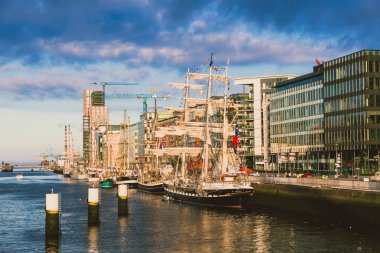 Dublin, İrlanda - 2 Haziran 2018: miras damarları Dublin Docklands için uzun boylu gemiler Regatta 2018 Liffey Nehri