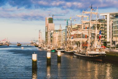 Dublin, İrlanda - 2 Haziran 2018: miras damarları Dublin Docklands için uzun boylu gemiler Regatta 2018 Liffey Nehri