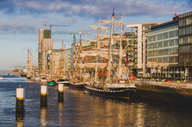 Dublin, İrlanda - 2 Haziran 2018: miras damarları Dublin Docklands için uzun boylu gemiler Regatta 2018 Liffey Nehri