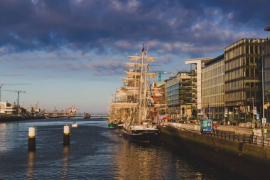 Dublin, İrlanda - 2 Haziran 2018: miras damarları Dublin Docklands için uzun boylu gemiler Regatta 2018 Liffey Nehri