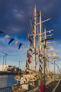 Dublin, İrlanda - 2 Haziran 2018: miras damarları Dublin Docklands için uzun boylu gemiler Regatta 2018 Liffey Nehri