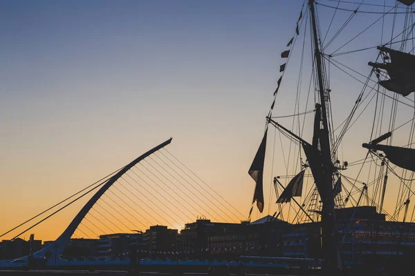 夕日に背の高い船レガッタ 2018 のダブリンのドックランズのリフィー川に沿ってダブリン アイルランド 2018 遺産船 — ストック写真