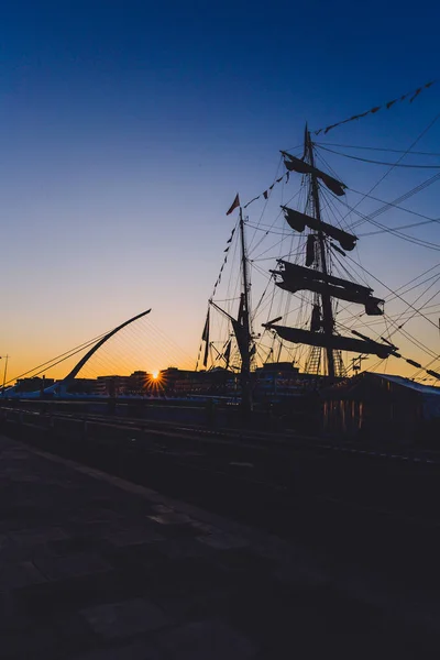 夕日に背の高い船レガッタ 2018 のダブリンのドックランズのリフィー川に沿ってダブリン アイルランド 2018 遺産船 — ストック写真