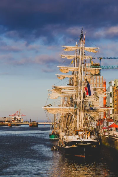 背の高い船レガッタ 2018 のダブリンのドックランズのリフィー川に沿ってダブリン アイルランド 2018 遺産船 — ストック写真