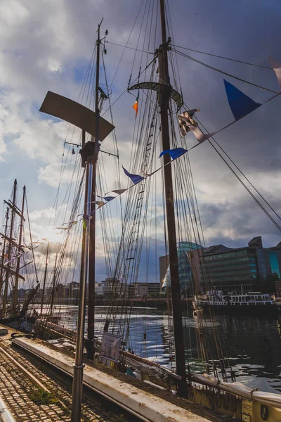 背の高い船レガッタ 2018 のダブリンのドックランズのリフィー川に沿ってダブリン アイルランド 2018 遺産船 — ストック写真