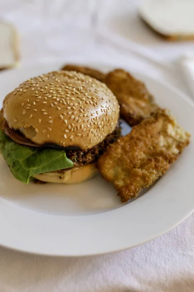 Veggie Hamburger Broodje Met Courgette Beignets Witte Tabel Instelling Beschoten — Stockfoto