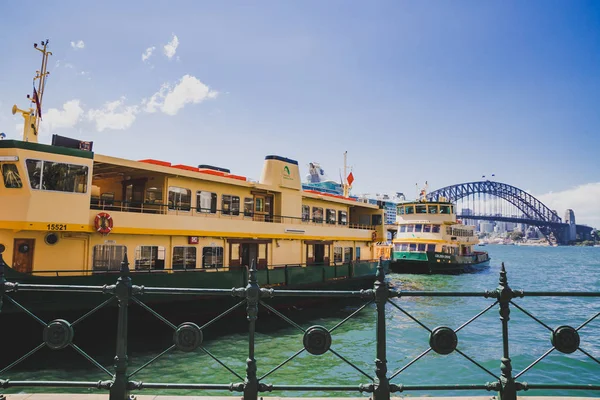 澳大利亚 2014年12月26日 悉尼海港大桥和渡轮的看法在夏天的一天 — 图库照片