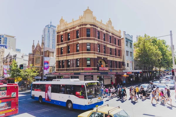 Sydney, Avustralya - 26 Aralık 2014: mimari, trafik ve yaya Sydney Cbd, sokaklarında