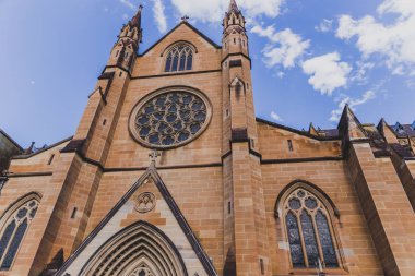 Sydney, Avustralya - 26 Aralık 2014: St Mary's katedral önünde Sydney Cbd Hyde Park