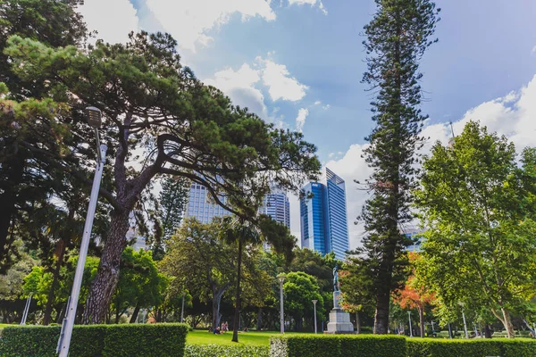 Sydney, Avustralya - 26 Aralık 2014: Sydney Cbd Hyde Park'ta çevresi