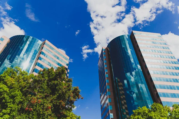 Sydney, Avustralya - 26 Aralık 2014: Mimarlık olarak Sydney Cbd canlı yaz göğün altında