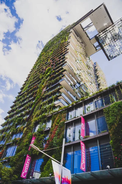 Sydney, Avustralya - 26 Aralık 2014: dış Central Park otel ve alışveriş merkezi olarak Sydney Cbd Broadway yakınındaki