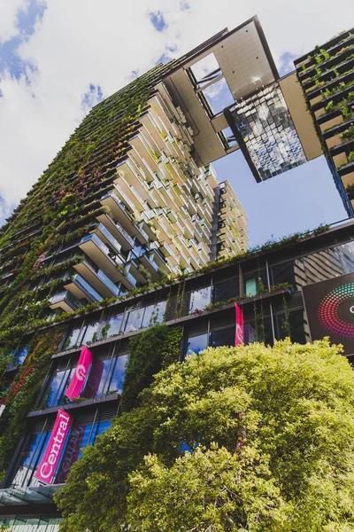 Sydney, Avustralya - 26 Aralık 2014: dış Central Park otel ve alışveriş merkezi olarak Sydney Cbd Broadway yakınındaki