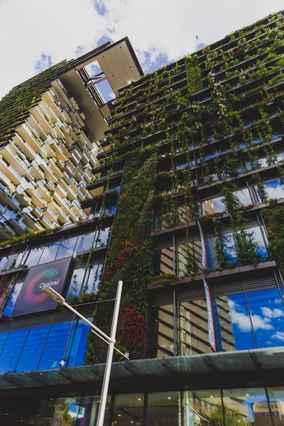 Sydney, Avustralya - 26 Aralık 2014: dış Central Park otel ve alışveriş merkezi olarak Sydney Cbd Broadway yakınındaki
