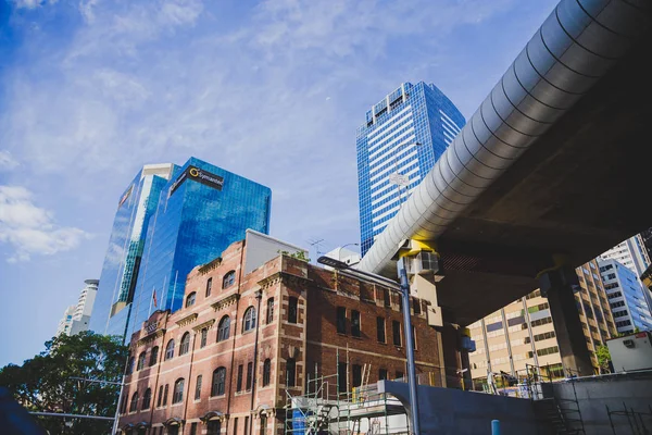 Sydney, Avustralya - 26 Aralık 2014: street Sydney şimdi yıkıldı eski skytrain detayını ile