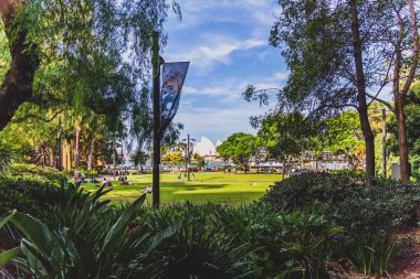 Sydney, Avustralya - 1 Ocak 2015: Yeşil alanlar Circular Quay Sydney Harbour bakan ve uzakta Opera Binası ile