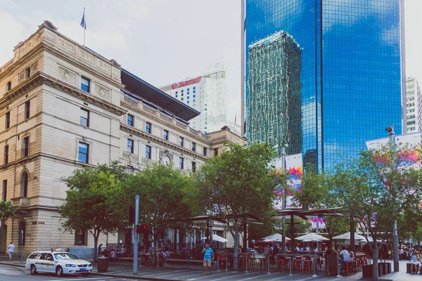 Sydney, Avustralya - 3 Ocak 2015: Circular Quay alan Sydney Harbour, modern yüksek binalar