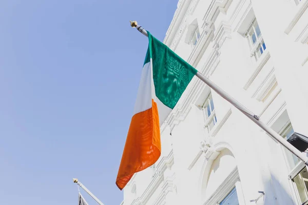 Dublin Irlanda Junio 2018 Bandera Irlandesa Ondeando Edificio Grafton Street —  Fotos de Stock