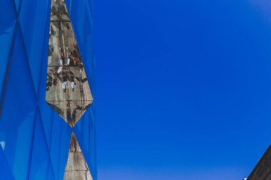 Dublin, İrlanda - 30 Haziran 2018: detay üzerinde yansıyan yayalar ile King Street Dublin şehir merkezinde Mimari camlar