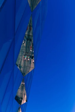 Dublin, İrlanda - 30 Haziran 2018: detay üzerinde yansıyan yayalar ile King Street Dublin şehir merkezinde Mimari camlar