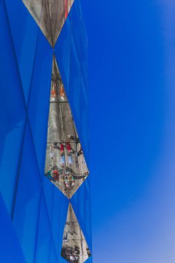 Dublin, İrlanda - 30 Haziran 2018: detay üzerinde yansıyan yayalar ile King Street Dublin şehir merkezinde Mimari camlar