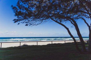Gold Coast, Avustralya - 6 Ocak 2015: görünümü ana deniz mesafede Surfers Paradise Beach