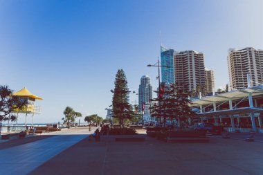 Gold Coast, Avustralya - 6 Ocak 2015: ana alan restoranlar ve dükkanlar dolu yakın Surfers Paradise bir sahil yürüyüş