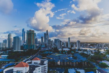 Gold Coast, Avustralya - 6 Ocak 2015: Surfers Paradise gökdelenler ve su giriş gün batımında görünümünü