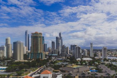 Gold Coast, Avustralya - 7 Ocak 2015: görünümü Surfers Paradise gökdelenler ve su giriş sert gün ışığında