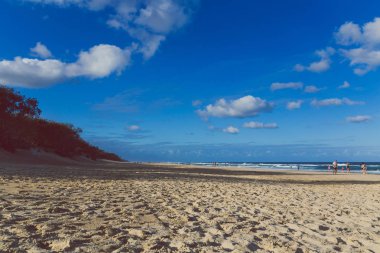 Gold Coast, Avustralya - 7 Ocak 2015: görünümü ana Beach Gold Coast, alan özellikleri altın kum ve yüksek katlı binalar Pasifik Okyanusu'na bakan 