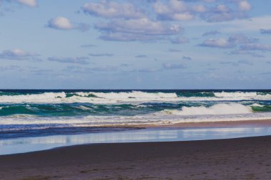 Gold Coast, Avustralya - 7 Ocak 2015: görünümü ana Beach Gold Coast, alan özellikleri altın kum ve yüksek katlı binalar Pasifik Okyanusu'na bakan 