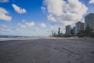 Gold Coast, Avustralya - 7 Ocak 2015: görünümü ana Beach Gold Coast, alan özellikleri altın kum ve yüksek katlı binalar Pasifik Okyanusu'na bakan 