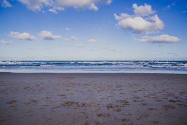 Gold Coast, Avustralya - 7 Ocak 2015: görünümü ana Beach Gold Coast, alan özellikleri altın kum ve yüksek katlı binalar Pasifik Okyanusu'na bakan 