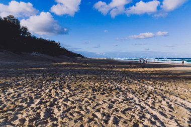 Gold Coast, Avustralya - 7 Ocak 2015: görünümü ana Beach Gold Coast, alan özellikleri altın kum ve yüksek katlı binalar Pasifik Okyanusu'na bakan 