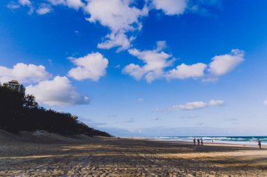 Gold Coast, Avustralya - 7 Ocak 2015: görünümü ana Beach Gold Coast, alan özellikleri altın kum ve yüksek katlı binalar Pasifik Okyanusu'na bakan 