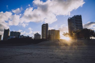 Gold Coast, Avustralya - 7 Ocak 2015: görünümü ana Beach Gold Coast, alan özellikleri altın kum ve yüksek katlı binalar Pasifik Okyanusu'na bakan 