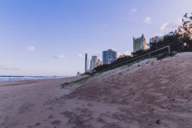 Gold Coast, Avustralya - 7 Ocak 2015: görünümü ana Beach Gold Coast, alan özellikleri altın kum ve yüksek katlı binalar Pasifik Okyanusu'na bakan 