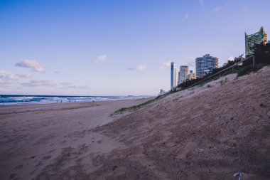 Gold Coast, Avustralya - 7 Ocak 2015: görünümü ana Beach Gold Coast, alan özellikleri altın kum ve yüksek katlı binalar Pasifik Okyanusu'na bakan 