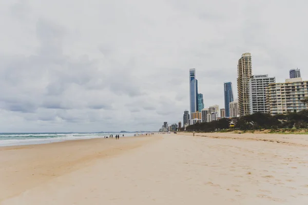 Gold Coast Australia Stycznia 2015 Plaża Surfers Paradise Pochmurny Dzień — Zdjęcie stockowe