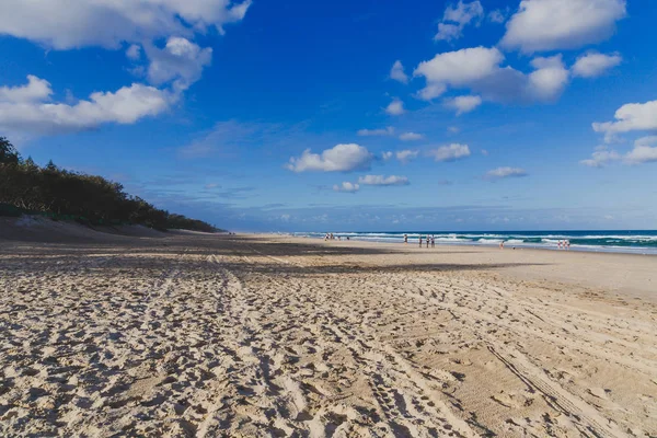Gold Coast, Avustralya - 7 Ocak 2015: görünümü ana Beach Gold Coast, alan özellikleri altın kum ve yüksek katlı binalar Pasifik Okyanusu'na bakan 