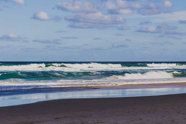 Gold Coast, Avustralya - 7 Ocak 2015: görünümü ana Beach Gold Coast, alan özellikleri altın kum ve yüksek katlı binalar Pasifik Okyanusu'na bakan 