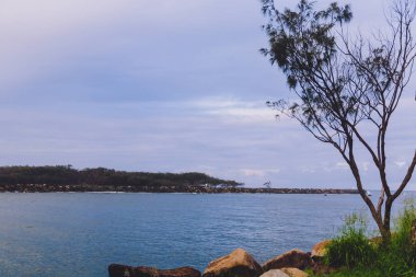 Gold Coast, Avustralya - 8 Ocak 2015: Stradbroke Adası tükürük plaja Gold Coast görünümünü