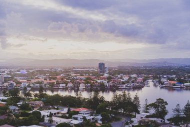 Gold Coast, Avustralya - 8 Ocak 2015: Gold Coast hinterland ve dağ Surfers Paradise dan gece karanlığında görüldüğü gibi görünümü